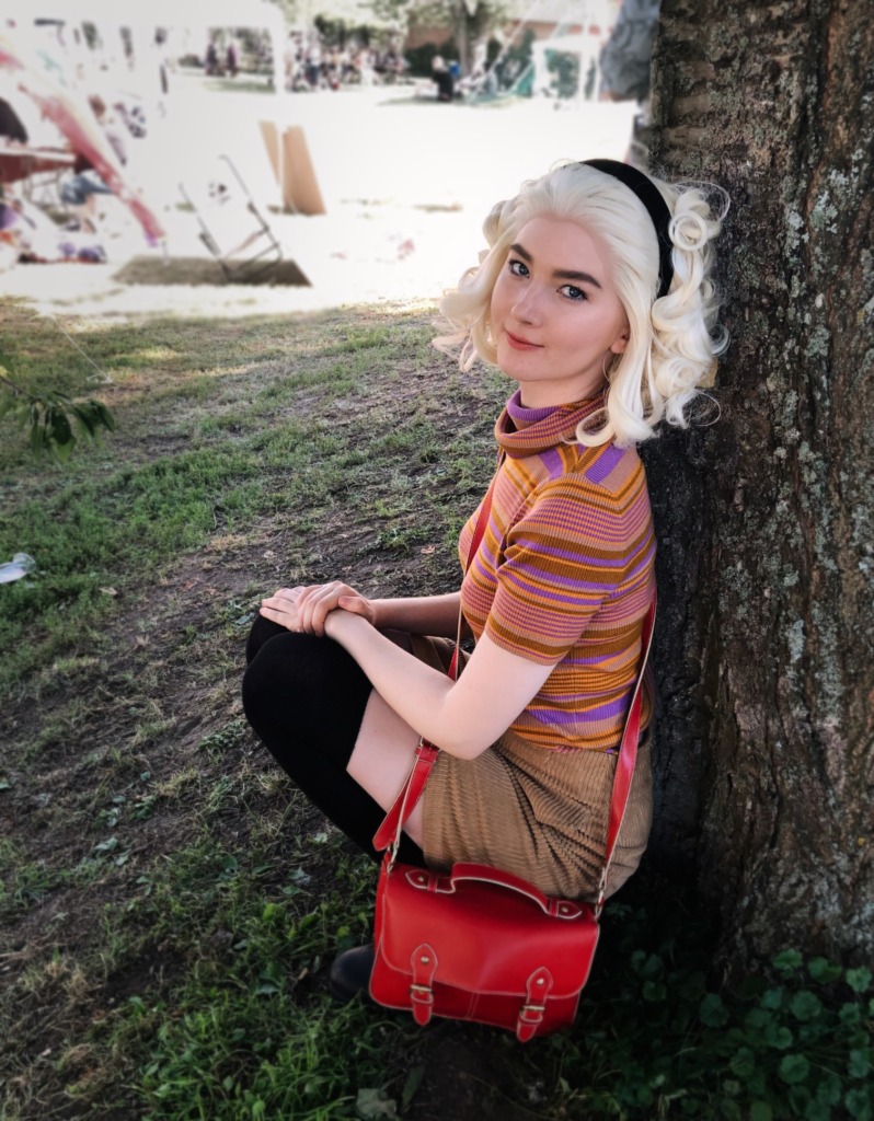 sabrina spellman cosplayer using closet cosplay