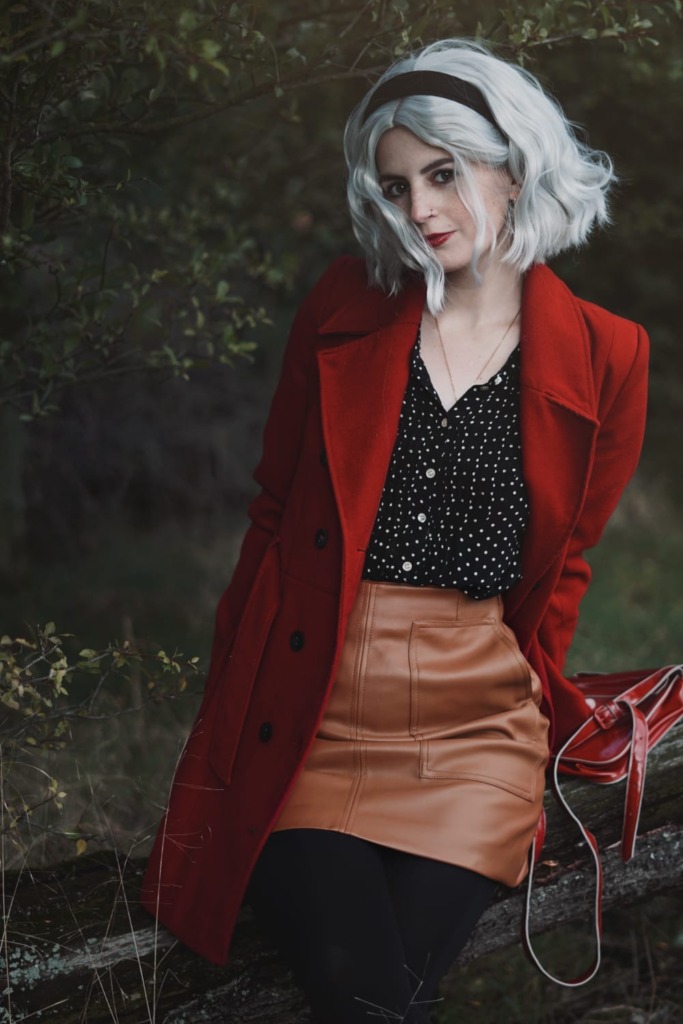 sabrina Spellman cosplayer with cloest cosplay