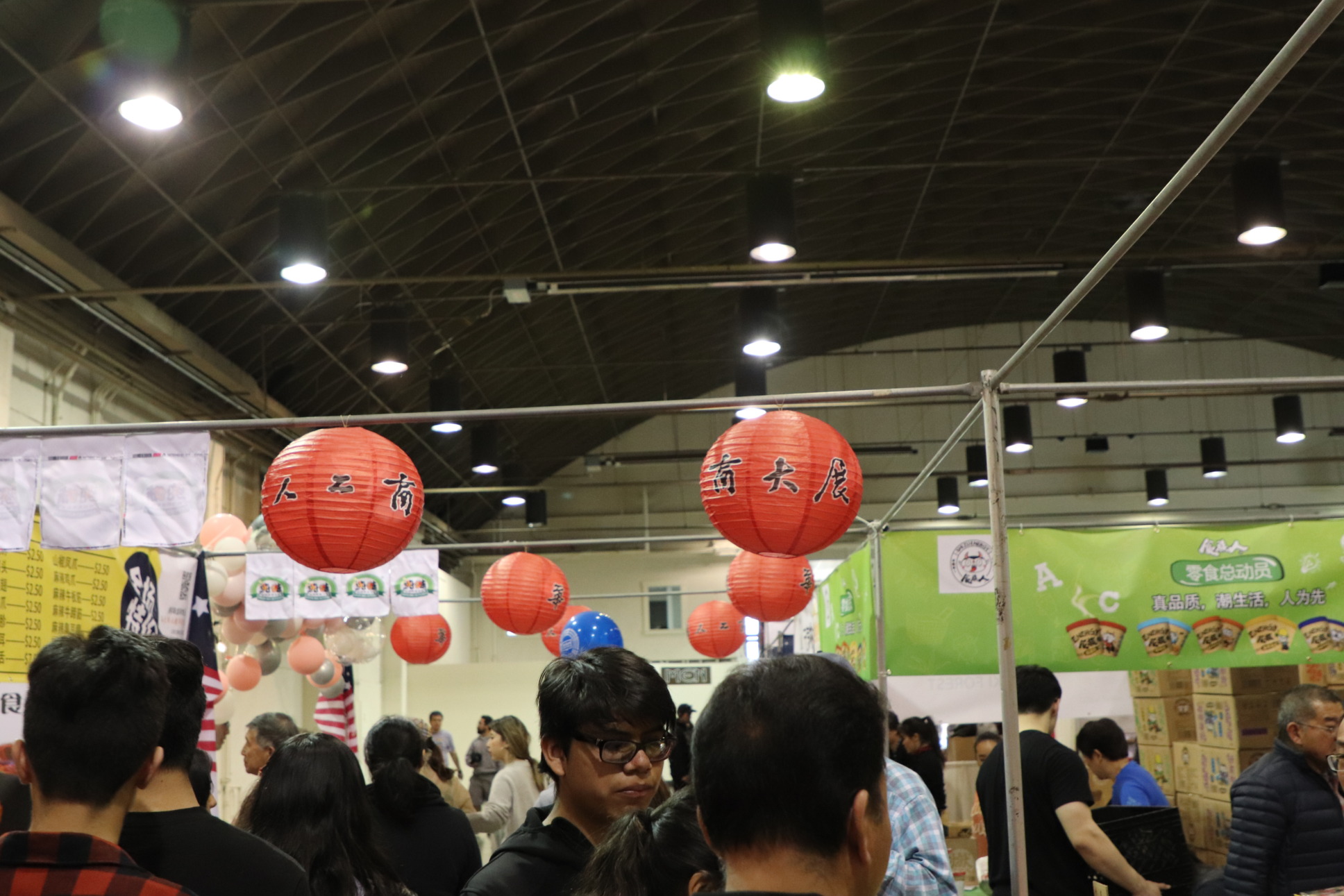 Crowds inside the vendor hall walking around