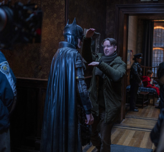 (L-r) Director MATT REEVES and ROBERT PATTINSON on the set in Warner Bros. Pictures’ THE BATMAN a Warner Bros. Pictures release.  Officer Martinez is a reflec