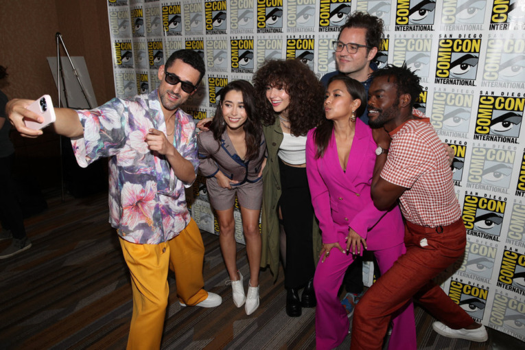 At COMIC-CON INTERNATIONAL: SAN DIEGO 2022 int “The Resort” Press Room cast members pose for a selfie -- Pictured: (l-r) Luis Gerardo Mendez, Cristin Milioti, Nina Bloomgarden, Andy Siara, Executive Producer / Showrunner; Gabriela Cartol, William Jackson Harper -- (Photo by: David Yeh/Peacock)