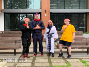 Yuji Itadori and Sukuna cosplayers at the Jujutsu Kaisen meetup on day 3 of Anime LA