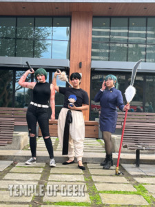 Maki Zenin and Toji Fushiguro cosplayers at the Jujutsu Kaisen cosplay meetup on day 3 of Anime LA