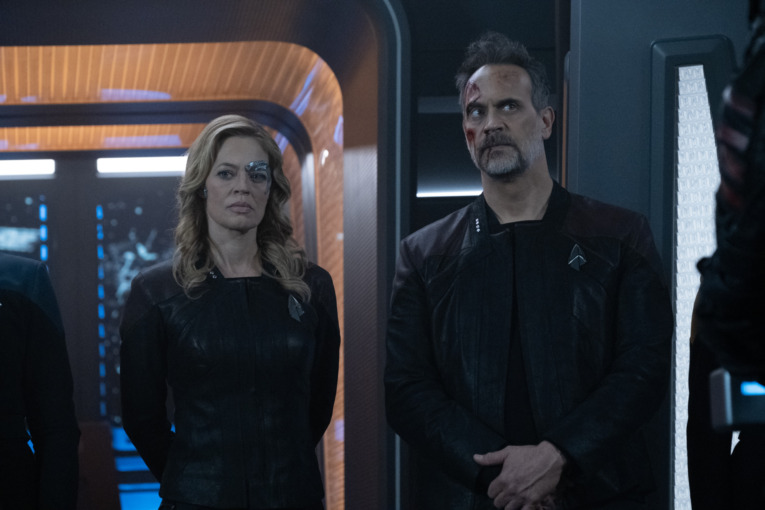 Jeri Ryan as Seven of Nine, Todd Stashwick as Captain Liam Shaw with facial injuries in "Surrender" Episode 308, Star Trek: Picard