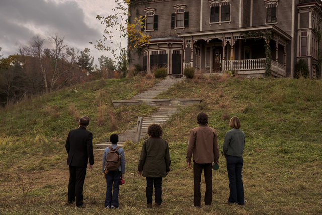 Father Callahan, Mark Petrie, Dr. Cody, Ben Mears, and Susan Norton stand with back's toward the camera, facing an old gothic house on a hill.