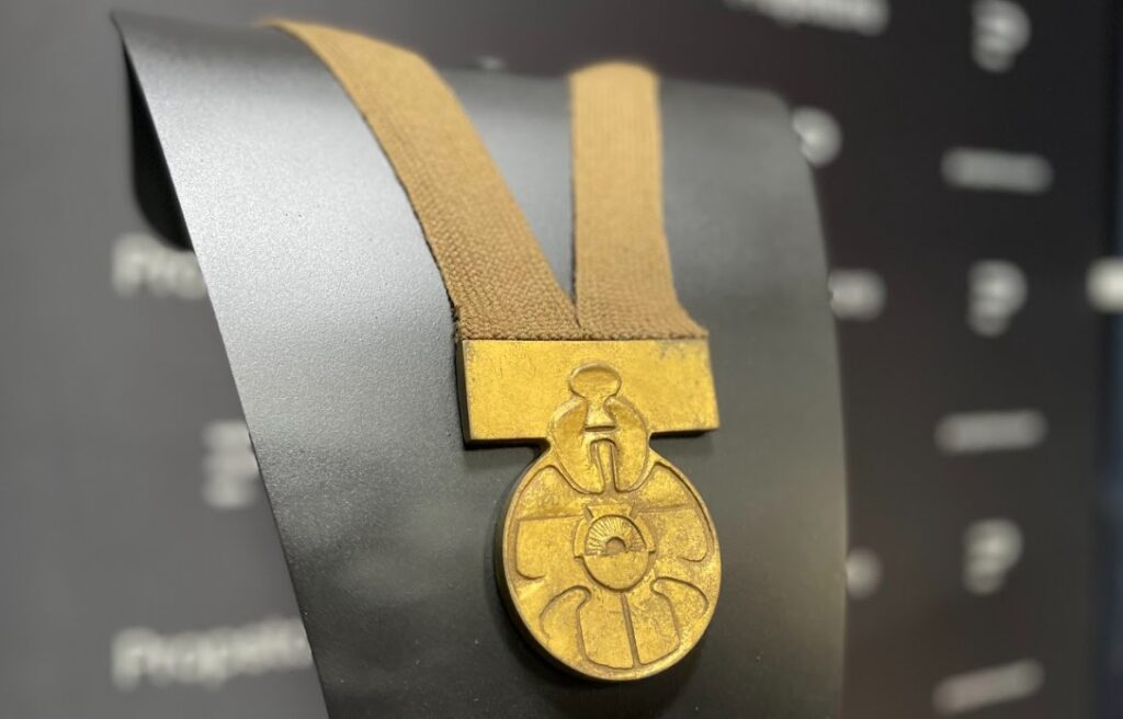 Propstore Entertainment Memorabilia Auction to offer Luke's medal from A New Hope. Photo by Nick Williams. 