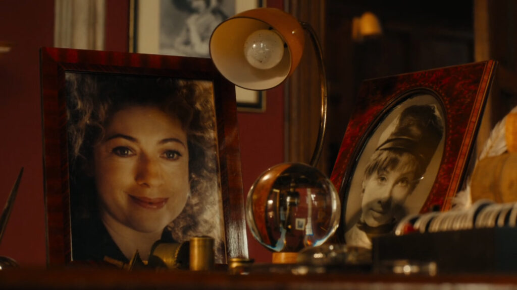 River Song and Susan's pictures in "Doctor Who" episode "The Pilot", seen on the 12th Doctor's desk